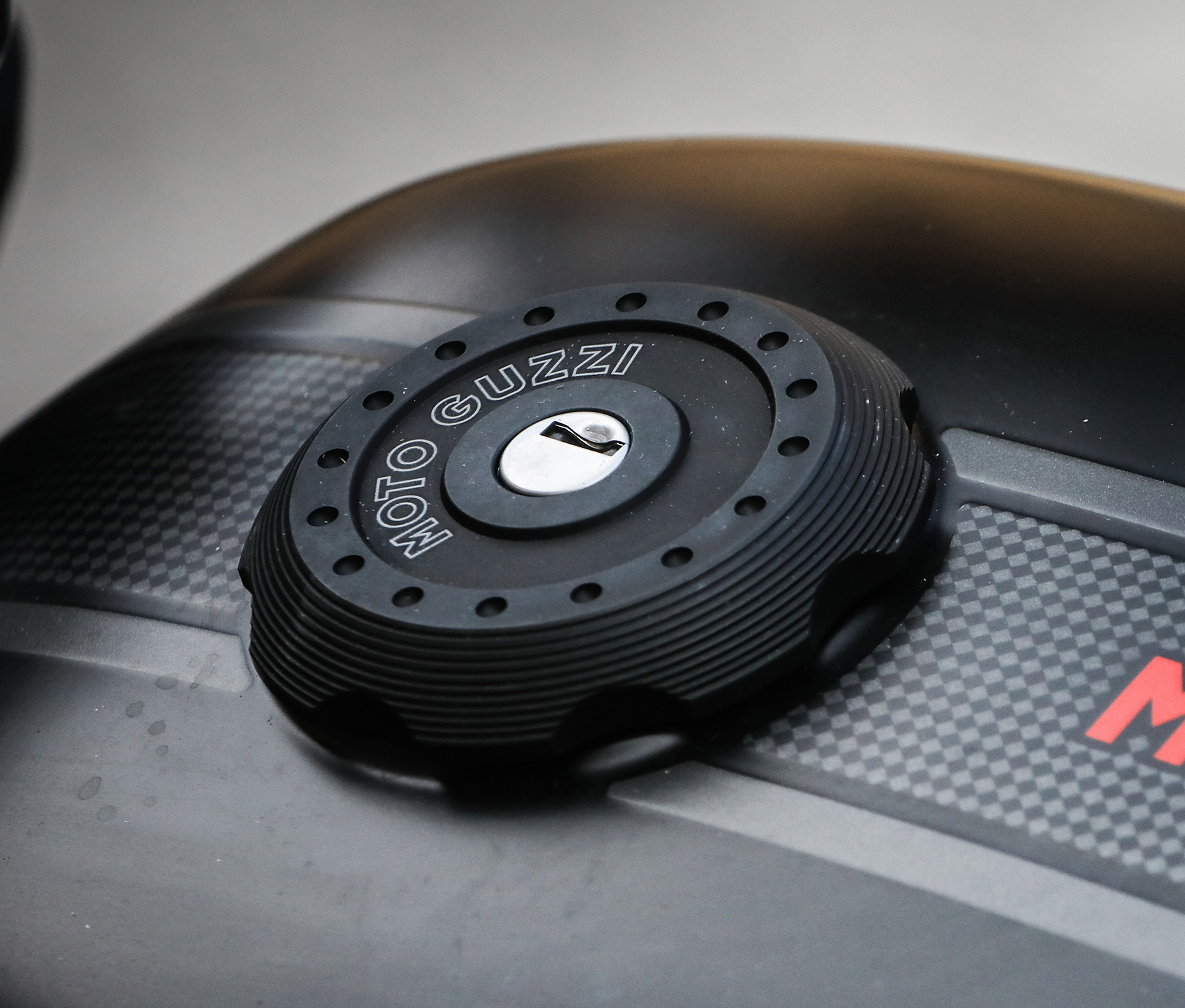 Afdekking voor tankdop, zwart aluminium voor Moto Guzzi V7 III / V7 850